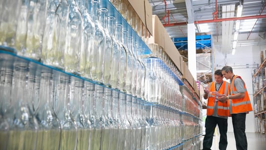 Trabajadores de fábrica examinando botellas