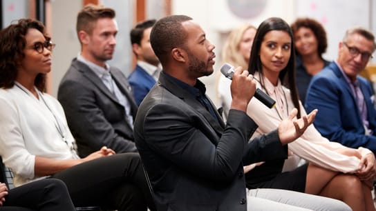 Normes de consommation - des gens d’affaires applaudissent lors d’une conférence