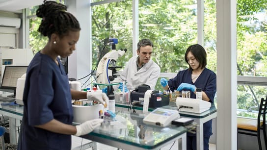 PSCI - Diverse groep mannelijke en vrouwelijke medewerkers in de 20 en 40 die werken in het pathologielab van Buenos Aires.