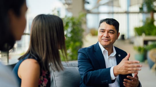 Personas hablando en una reunión.