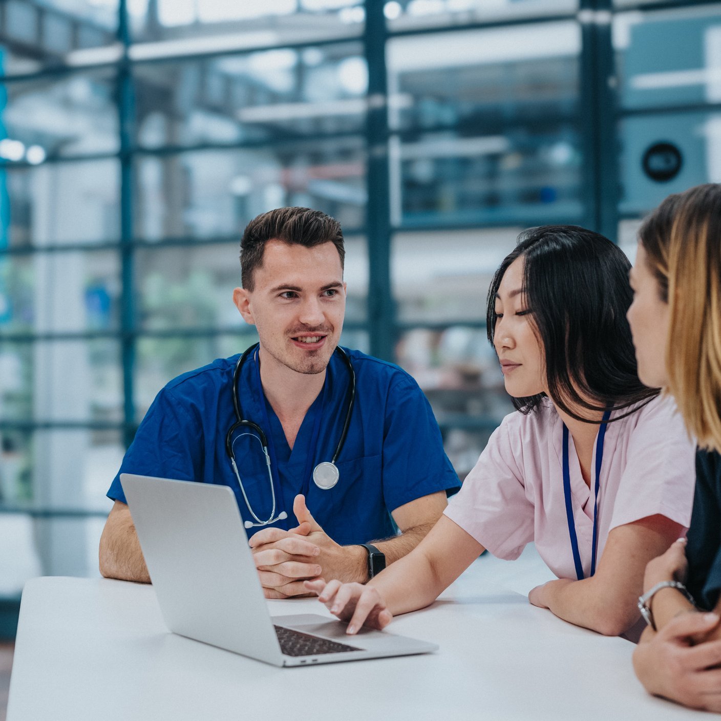 Declaraciones de imparcialidad en la gestión corporal - Grupo de amigos practicando yoga en posición de loto