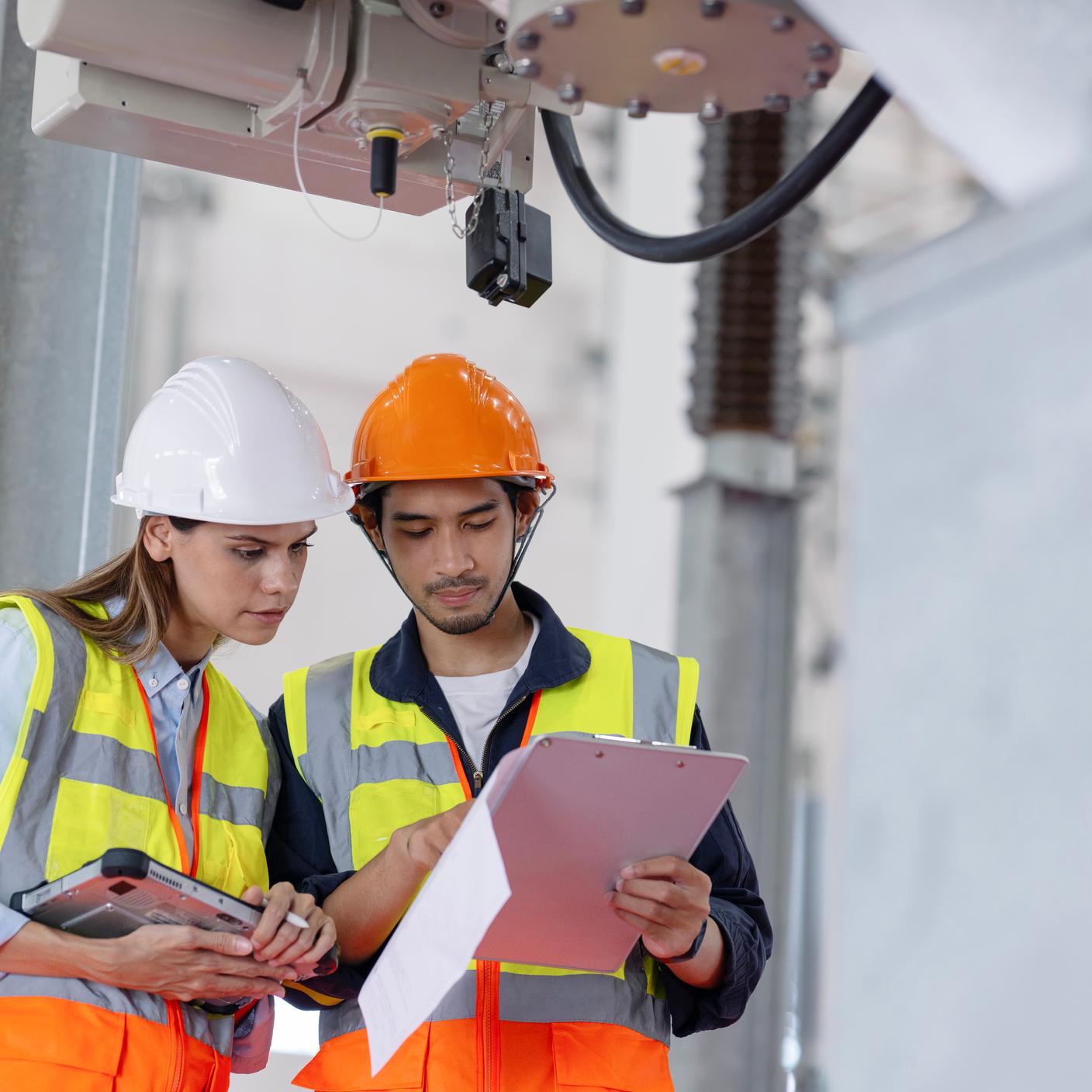 Manager und Ingenieur besprechen Präventionsplan für elektrische Sicherheit