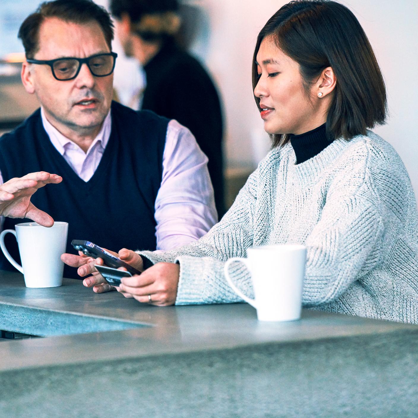 Kolega z BSI wyjaśniający działanie aplikacji testującej ją kobiecie
