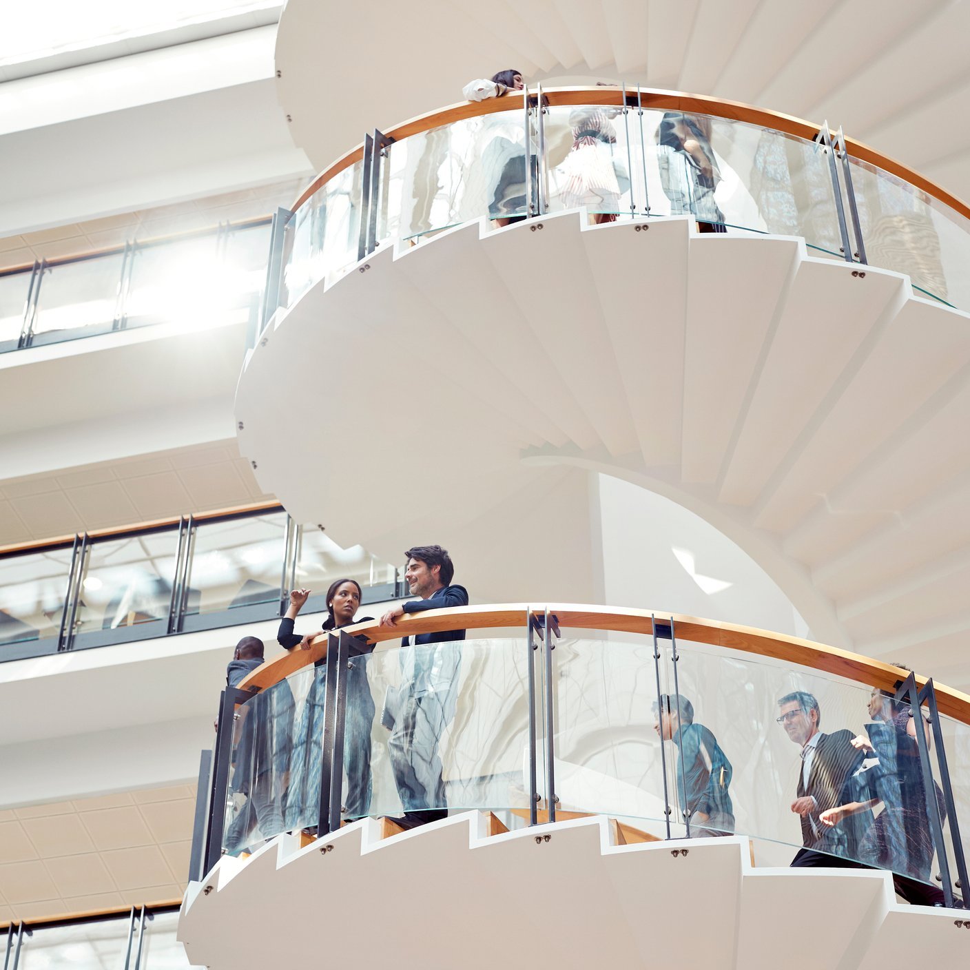 Ludzie biznesu pracujący w nowoczesnym biurze wysokiej klasy.