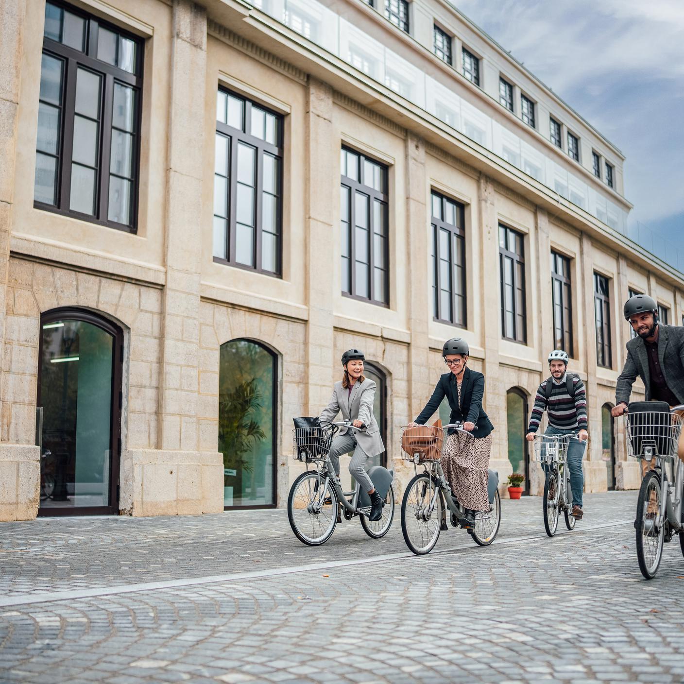 Un grupo diverso de empresarios disfruta de un paseo en bicicleta por las dinámicas calles de la ciudad en el centro de la ciudad.