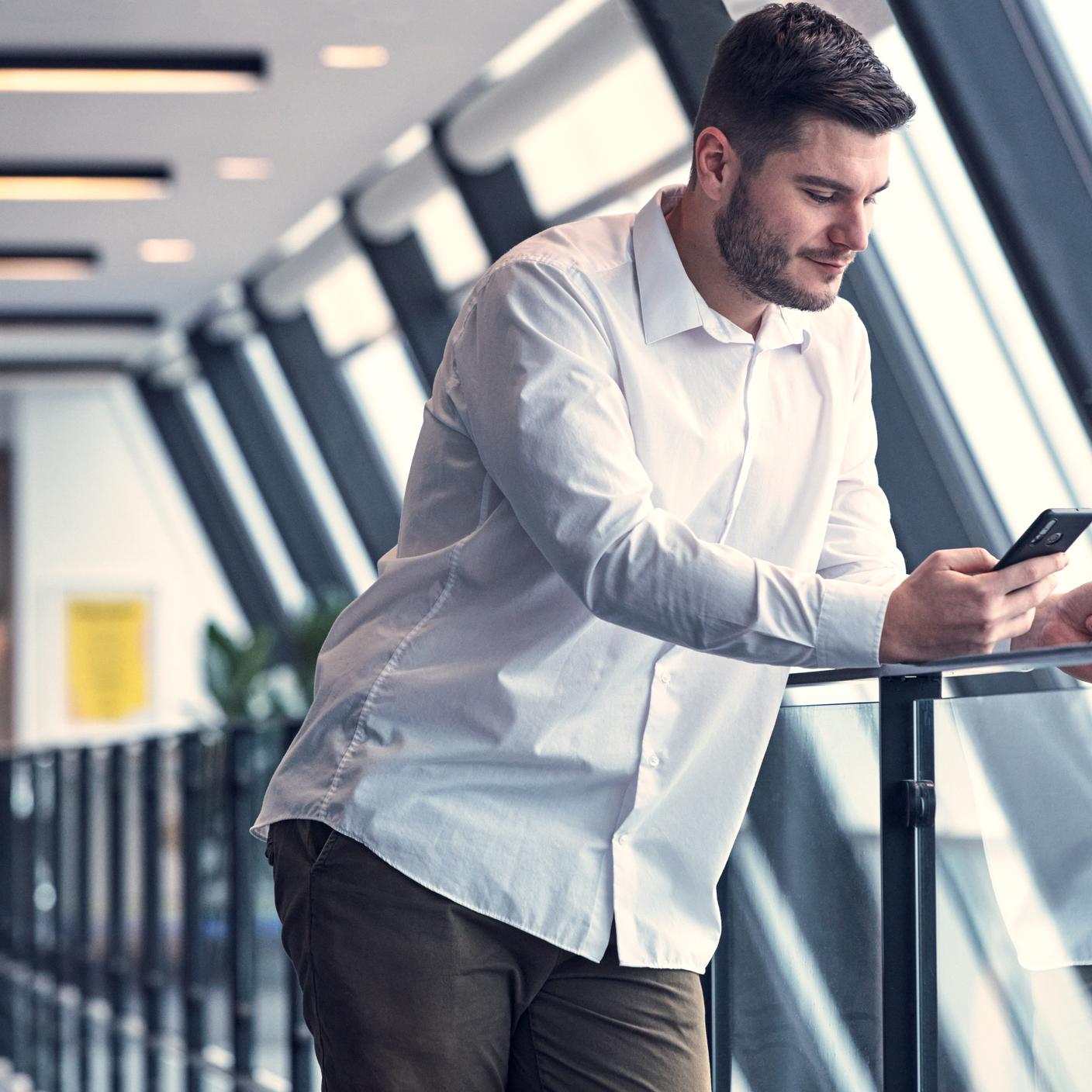 Một người đàn ông đang thanh toán bằng thẻ trên điện thoại di động