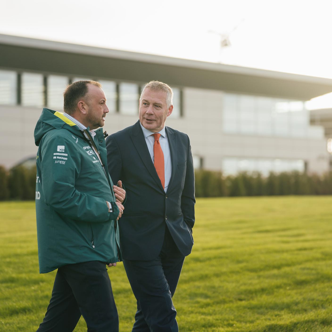 Un colega de BSI caminando y hablando con un cliente.