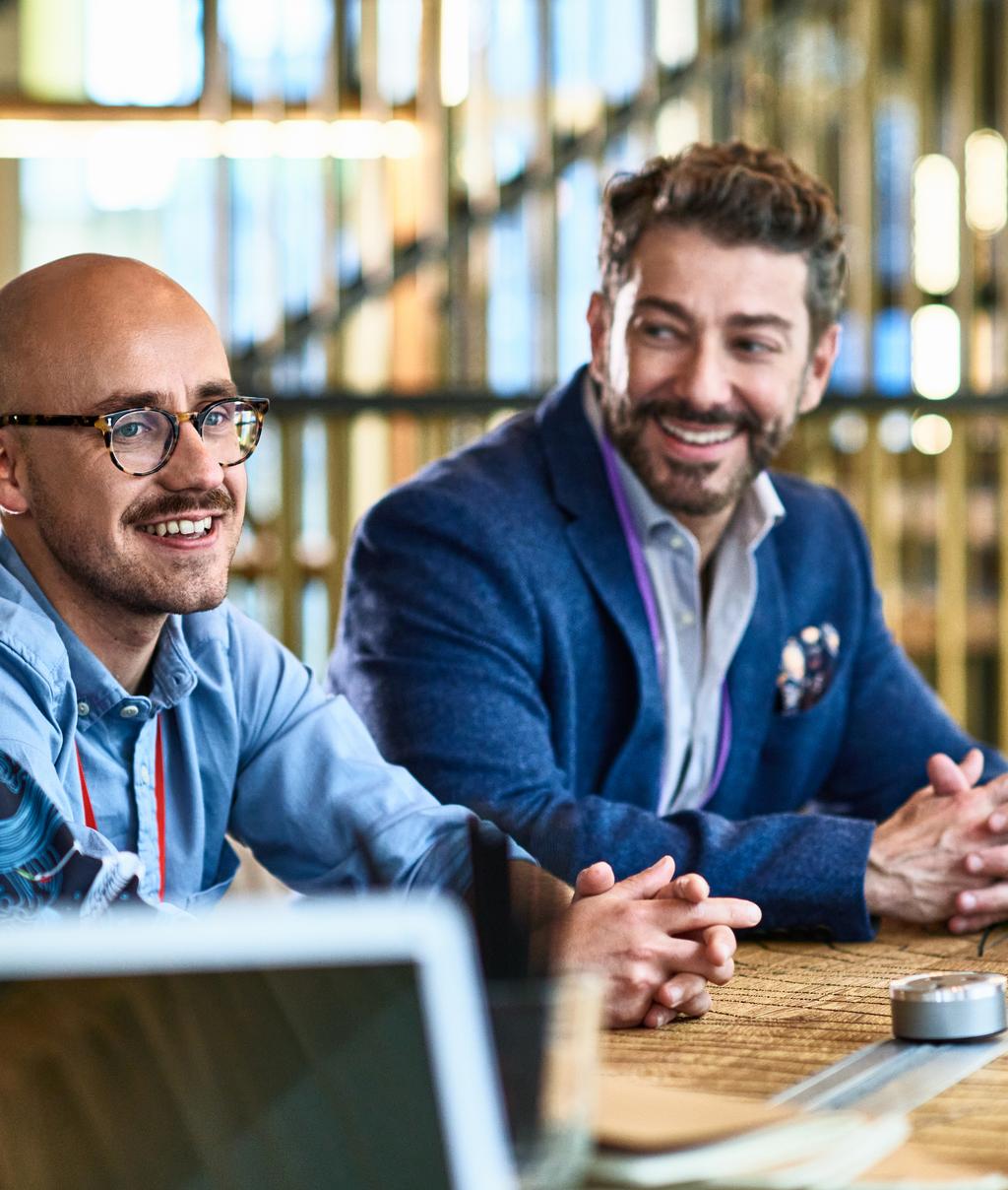 Salud y Seguridad: empresarios en reunión de planificación y estrategia