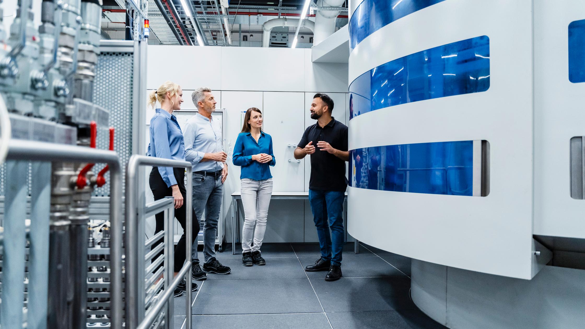 Kỹ sư thảo luận với doanh nhân và nữ doanh nhân trong lĩnh vực tự động hóa