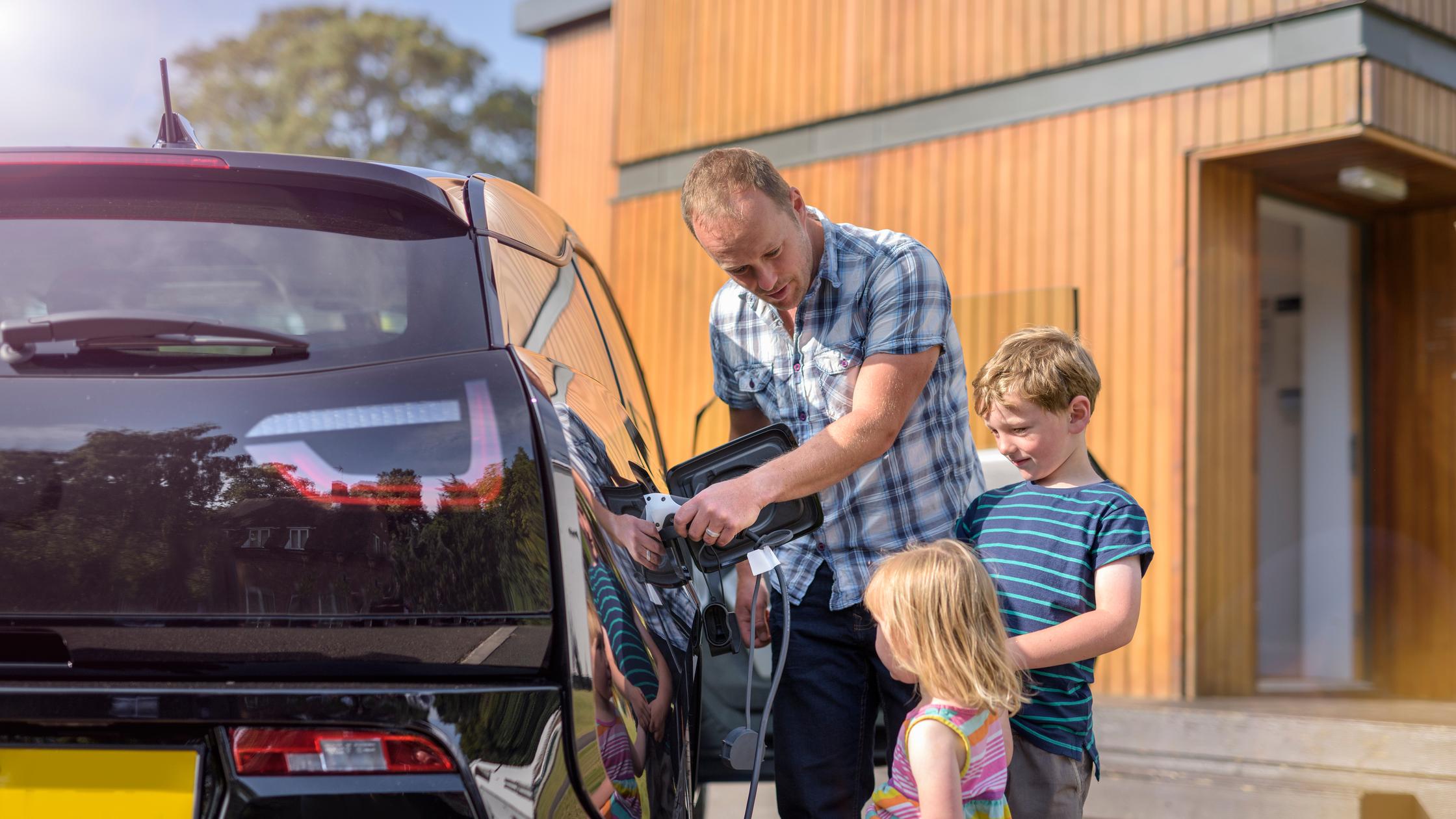 차량 주유 중인 가족