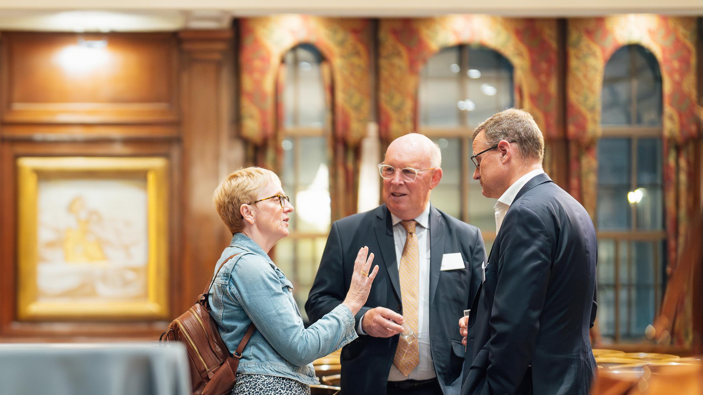 Gente de negocios en una conversación animada